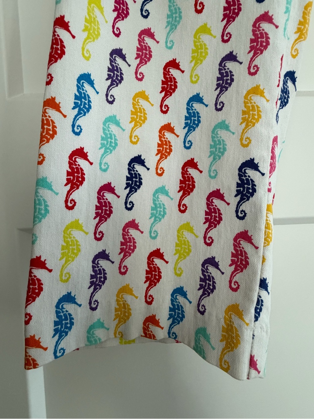 Attyre Petite Caroline White‎ Cropped Pants with Vibrant Seahorse Motif, Size 4P - Picture 3 of 7